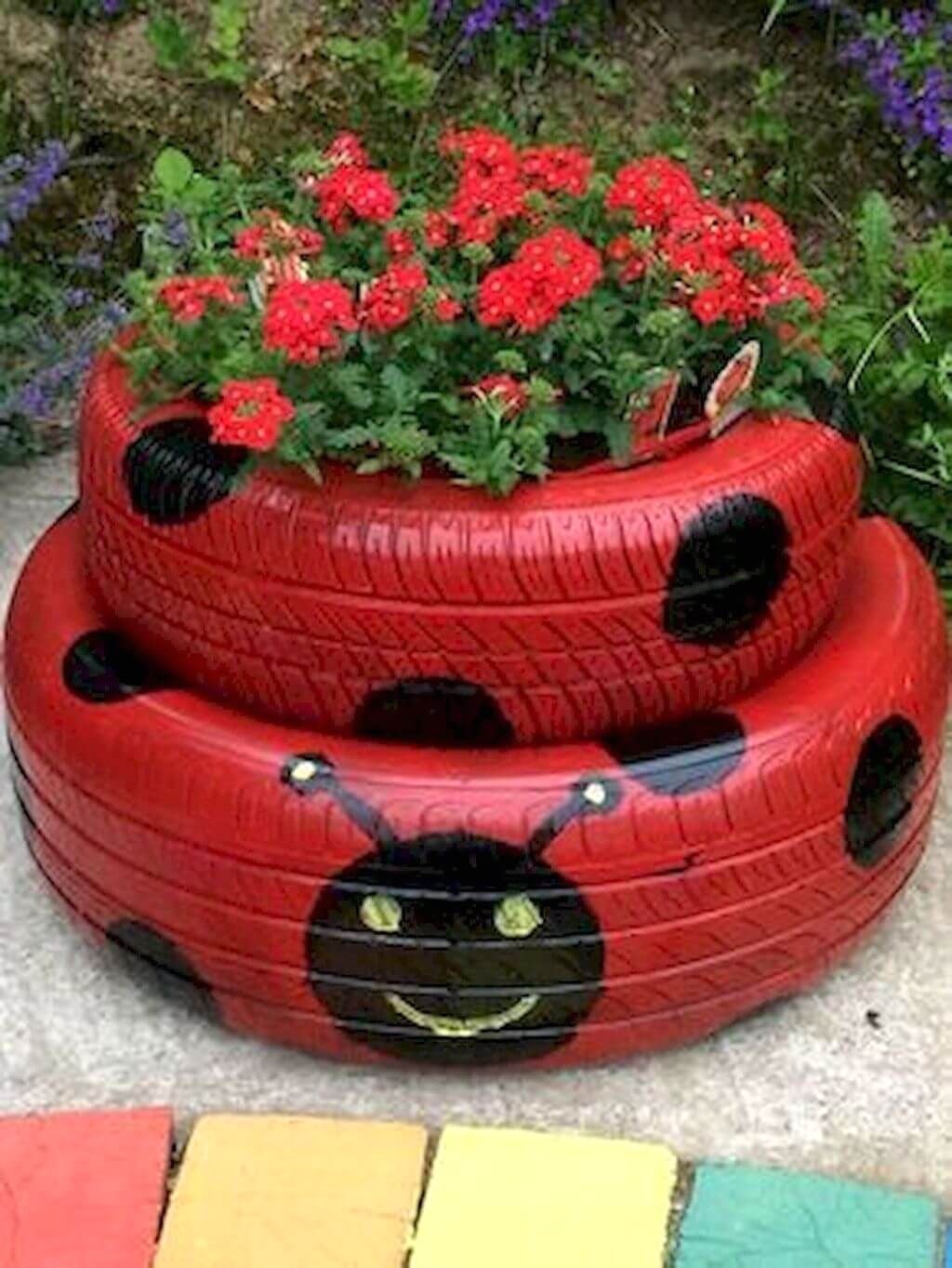 Клумба — божья коровка
