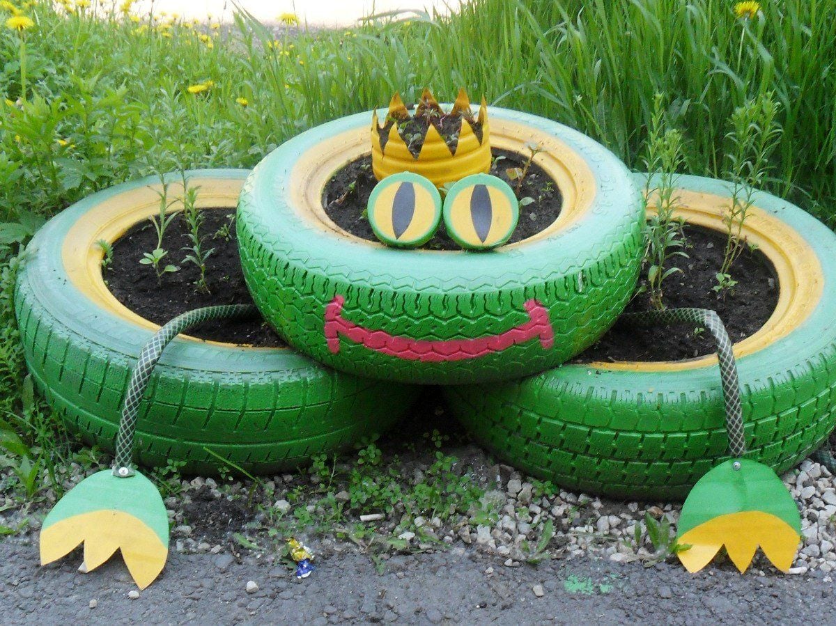 клумба лягушка
